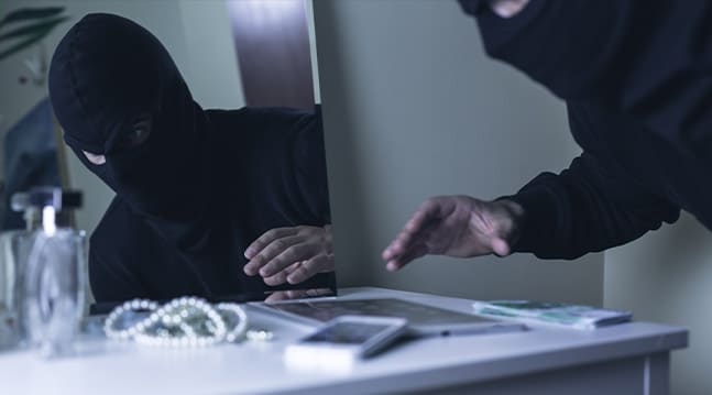 Orolig för inbrott? Så här kan du agera för att minska risken för att bli drabbad och skydda ditt hus. 
 – Det är lika mycket inbrott i hus med larm som i hus utan, säger Lina Nilsson på Stöldskyddsföreningen.