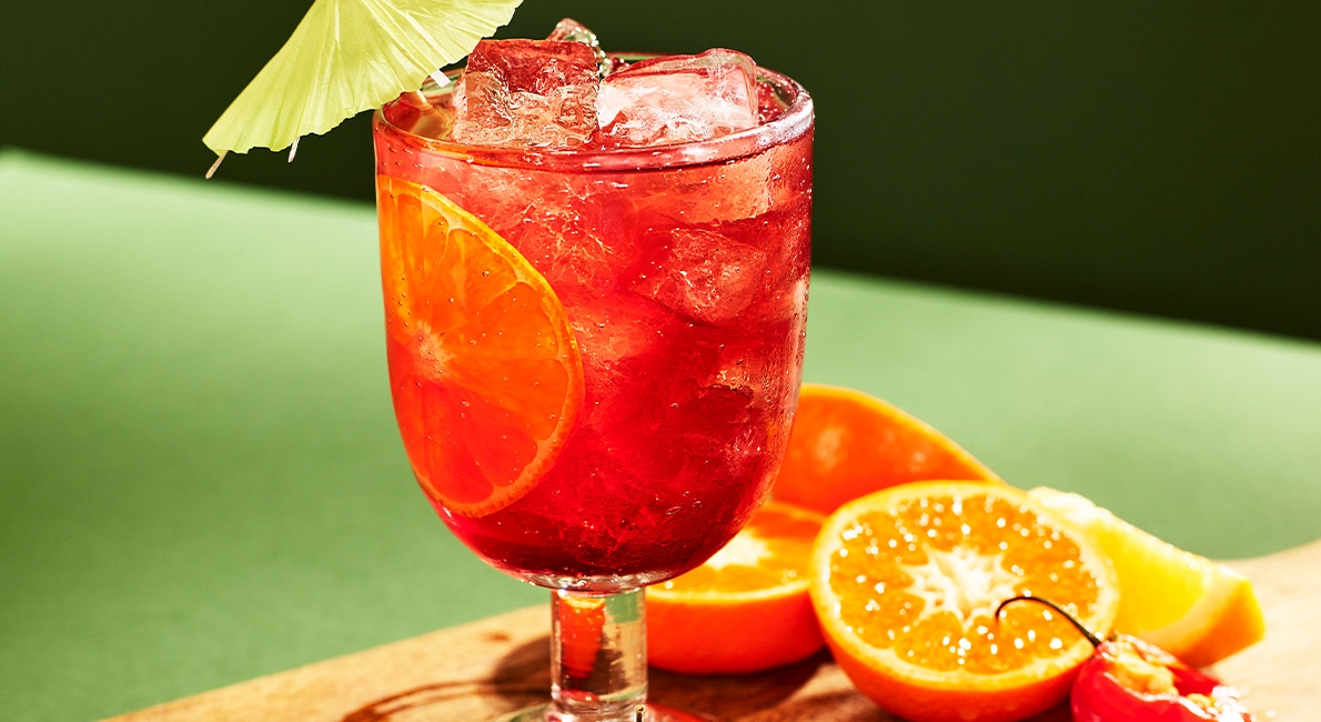 Pigga upp med en het drink! I Spicy Sunrise gifter sig sangria med Fireball  – en riktigt eldig smakkombination. Så här gör du den.