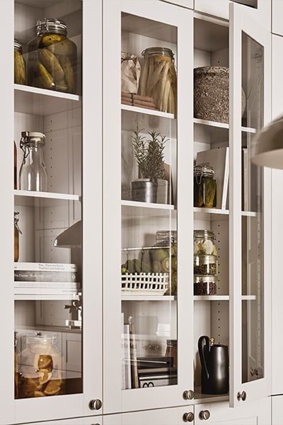 Rött, vitrin och dolda maskiner – kökstrender för 2024 - Vi i Villa