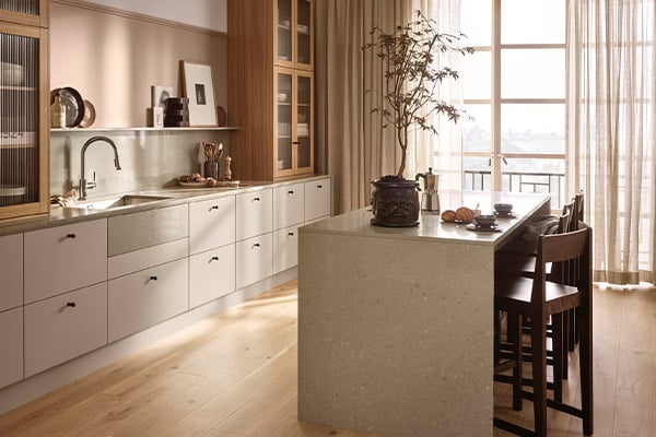 Rött, vitrin och dolda maskiner – kökstrender för 2024 - Vi i Villa