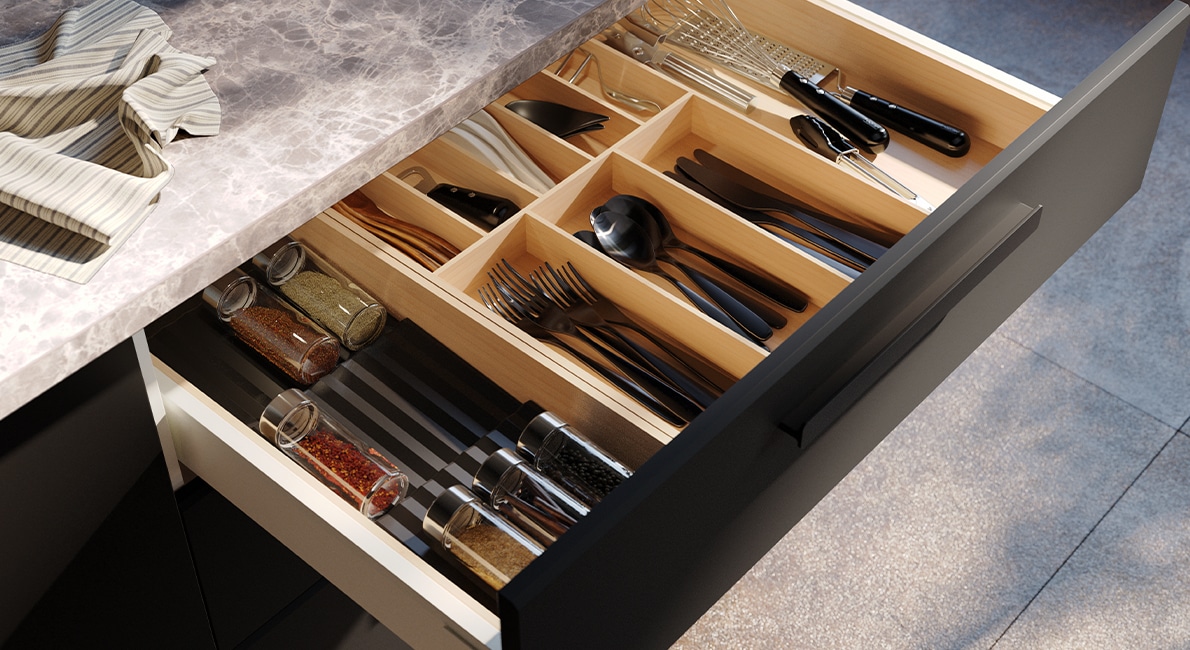 Många är noga med att hålla snyggt i köket, men hur ser det ut bakom köksluckorna? Ramlar matlådor och burkar över dig när du öppnar ett skåp och ägnar du onödigt mycket tid åt att leta efter just den där kryddburken? Det är faktiskt superenkelt att få mer ordning och reda.