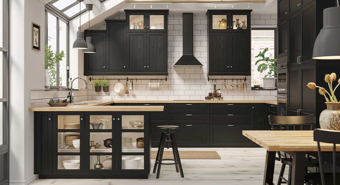 En öppen planlösning mellan kök och vardagsrum har många fördelar  – men det finns också fallgropar.
Här är tipsen för dig som verkligen vill lyckas med ditt kombinerade kök och vardagsrum!