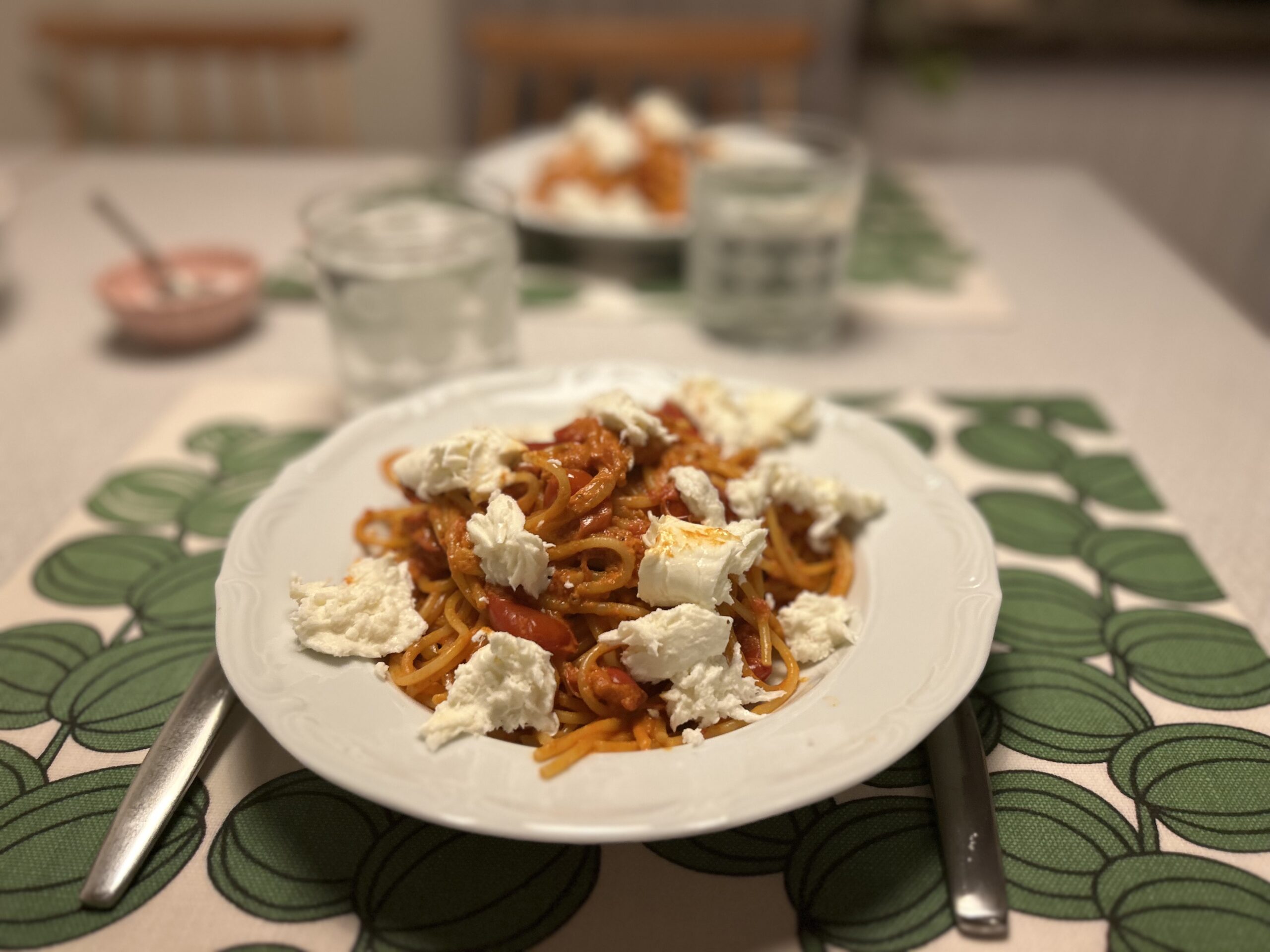 Vad blir det till middag ikväll? Kanske en lättlagad citronpasta med ett uns hetta – toppad med mozzarella. Här är chefredaktörens favoritrecept!