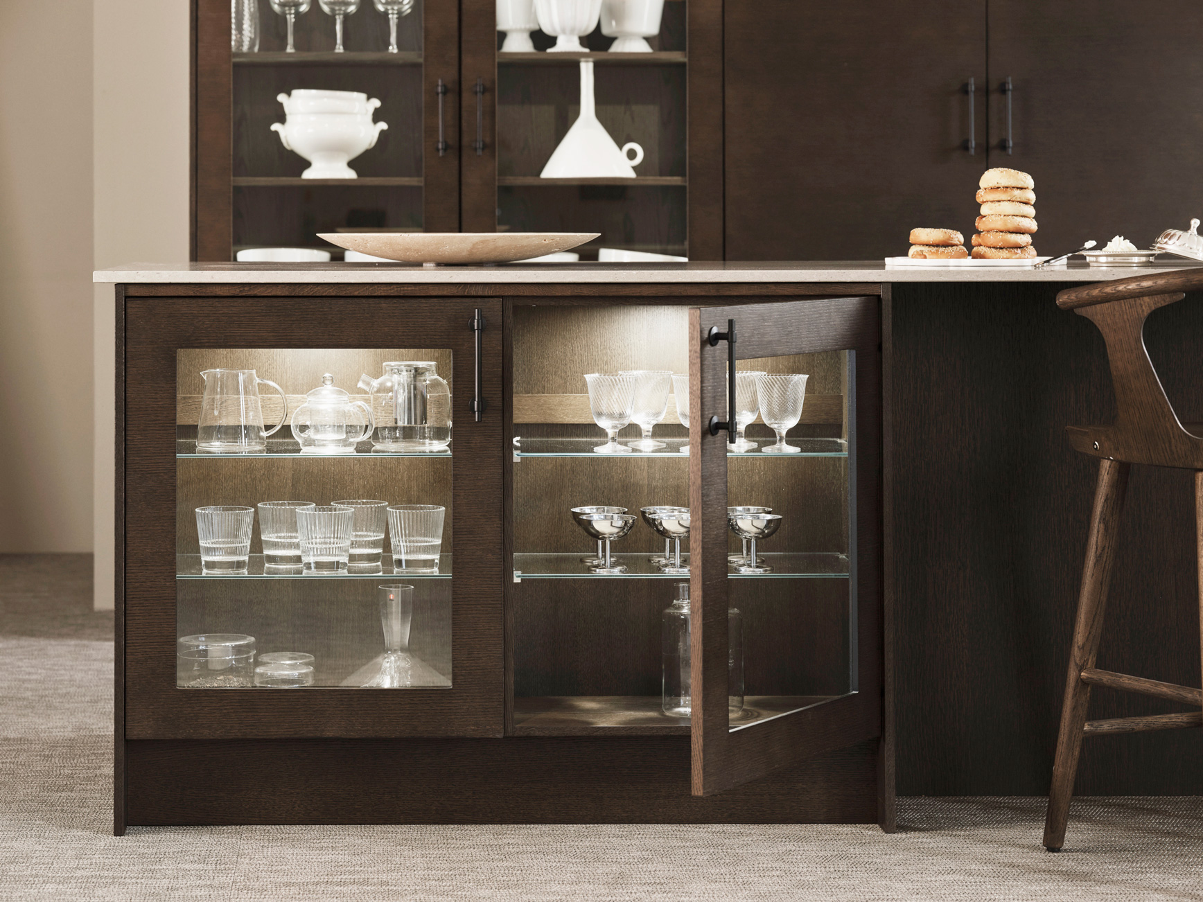 Vitrinskåp i en köksö.