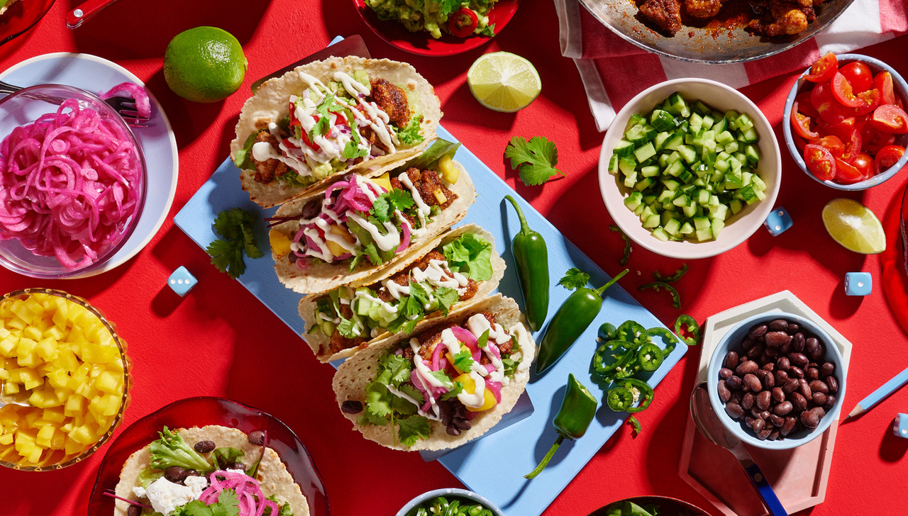 Gillar du syrliga smaker – och tacos? Då borde du testa det här receptet på kycklingtacos, med goda tillbehör som picklad rödlök, fetaost och lime & jalapeño mayo.