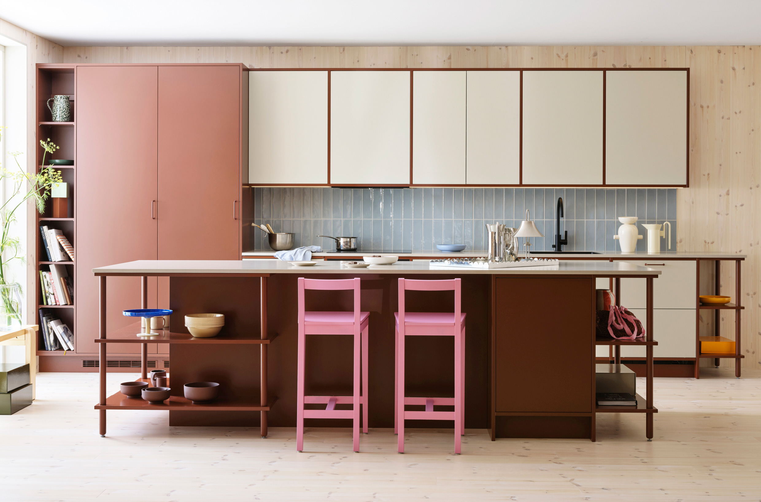 Rött, rosa, beige och ljusblått i Vedums nya kök.