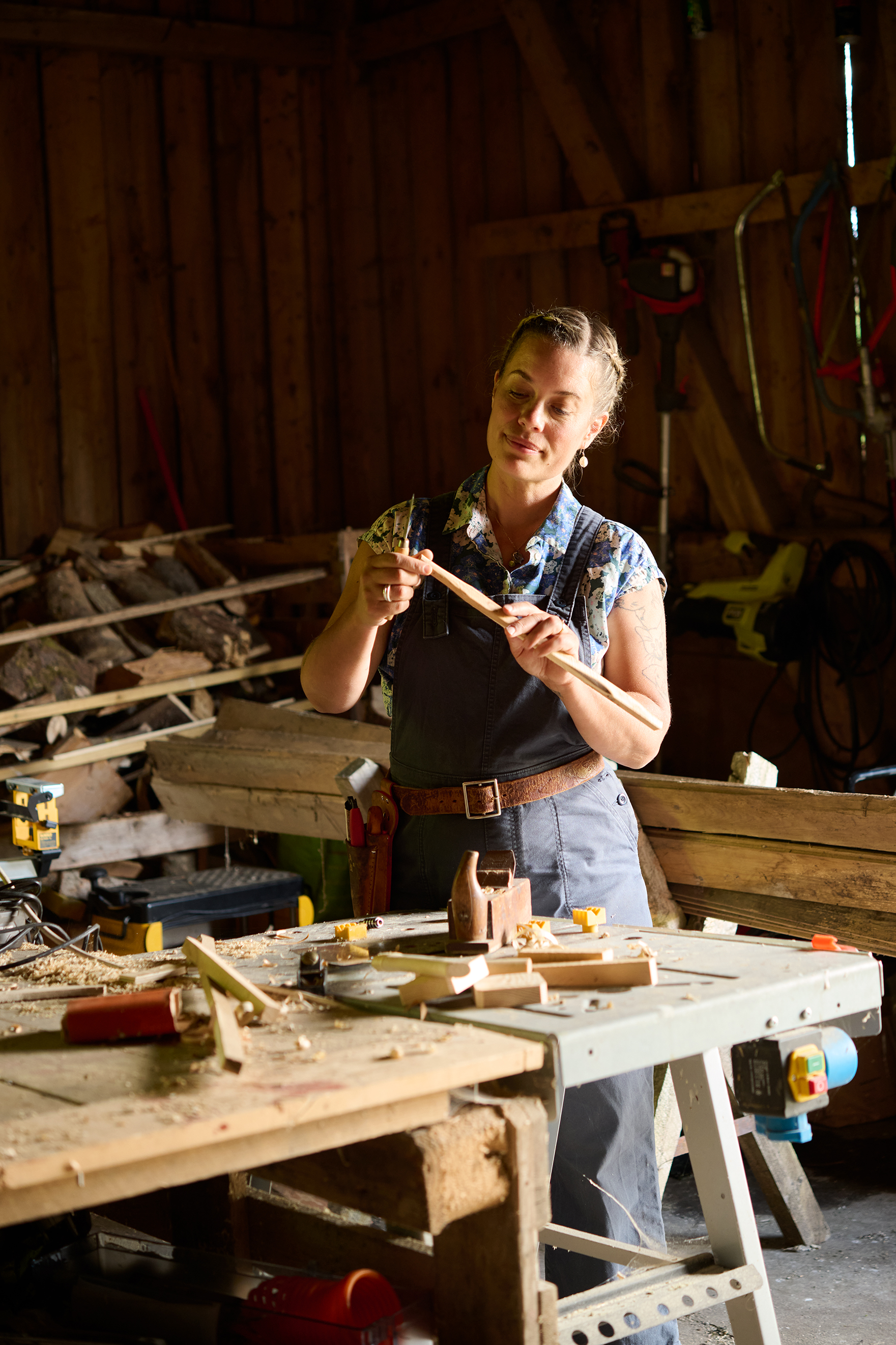 Linnéa är uppvuxen med en familj som har renoverat mycket. Som trädgårds-
mästare är det ett måste att kunna snickra, tycker hon. Foto: Peter Carlsson