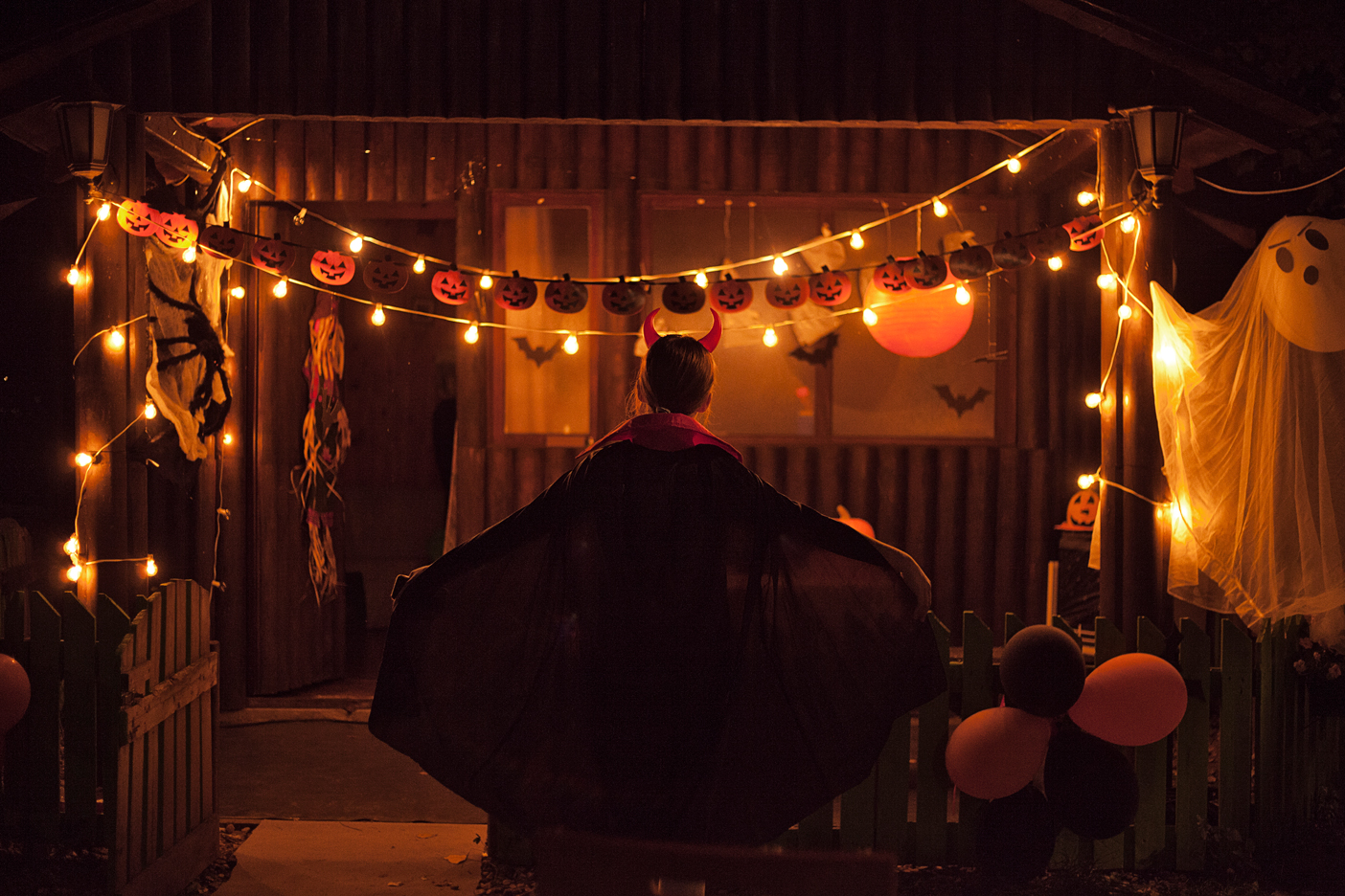 Stolt över ditt halloweenpyntade hem? Tävla i vår bildtävling om bästa halloweendekorationerna. Topp tre vinner boken ”Spöktimmen: En handbok i skräck”.