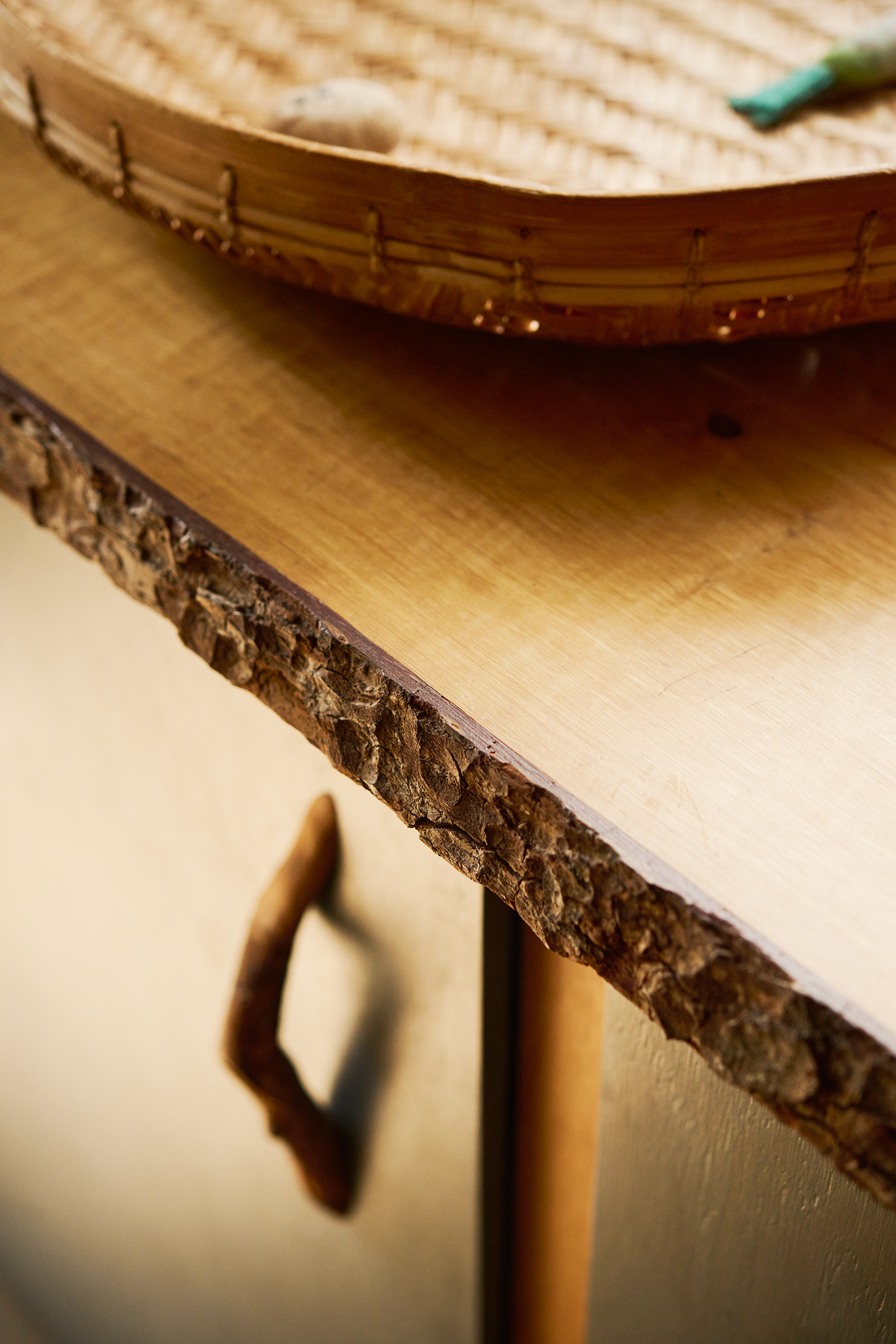 ”Vi köpte plankorna till köksbänkarna från ett lokalt sågverk i Linderöd och lät bygga ihop det hos en vän som har snickeri i Malmö. I övrigt är det Ikeastommar. Handtagen har vi hittat i skogen i form av rötter och grenar. Plåten bakom spisen kommer från en rulle med rostfritt stål som vi hittade i en ödelada.” Foto: Peter Carlsson