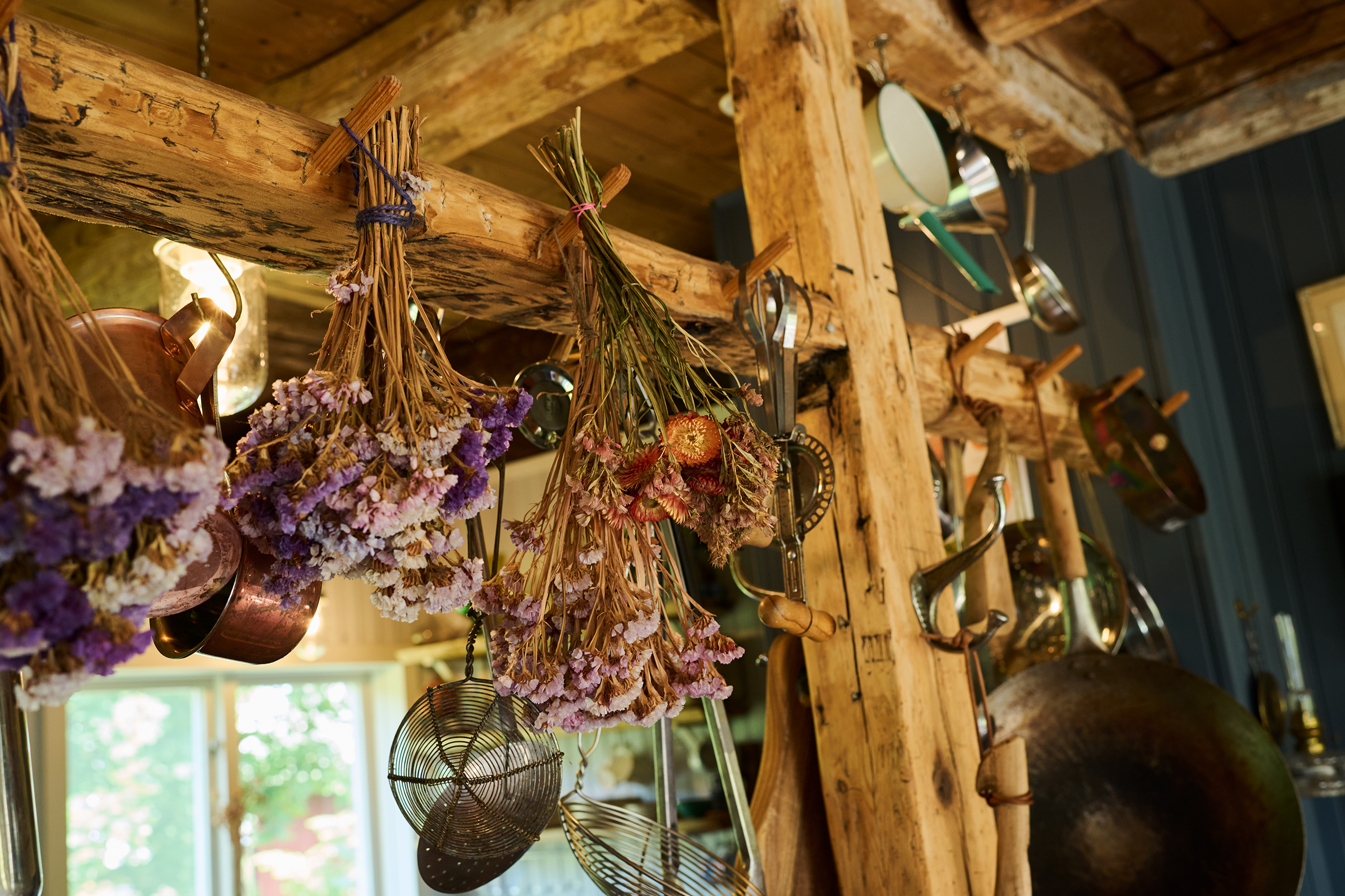 ”Så fort ödehuset är klart så vill vi fortsätta med vårt boningshus. Drömmen är att öppna upp ett fönster från vardagsrummet till innergården och göra om hela planteringen där. Vi vill öppna upp i nock och göra en bostadsdel och mycket, mycket mer, men det är bara för att vi har en massa ambitioner. Hade vi inte haft det så hade vi varit klara för länge sedan.” Foto: Peter Carlsson