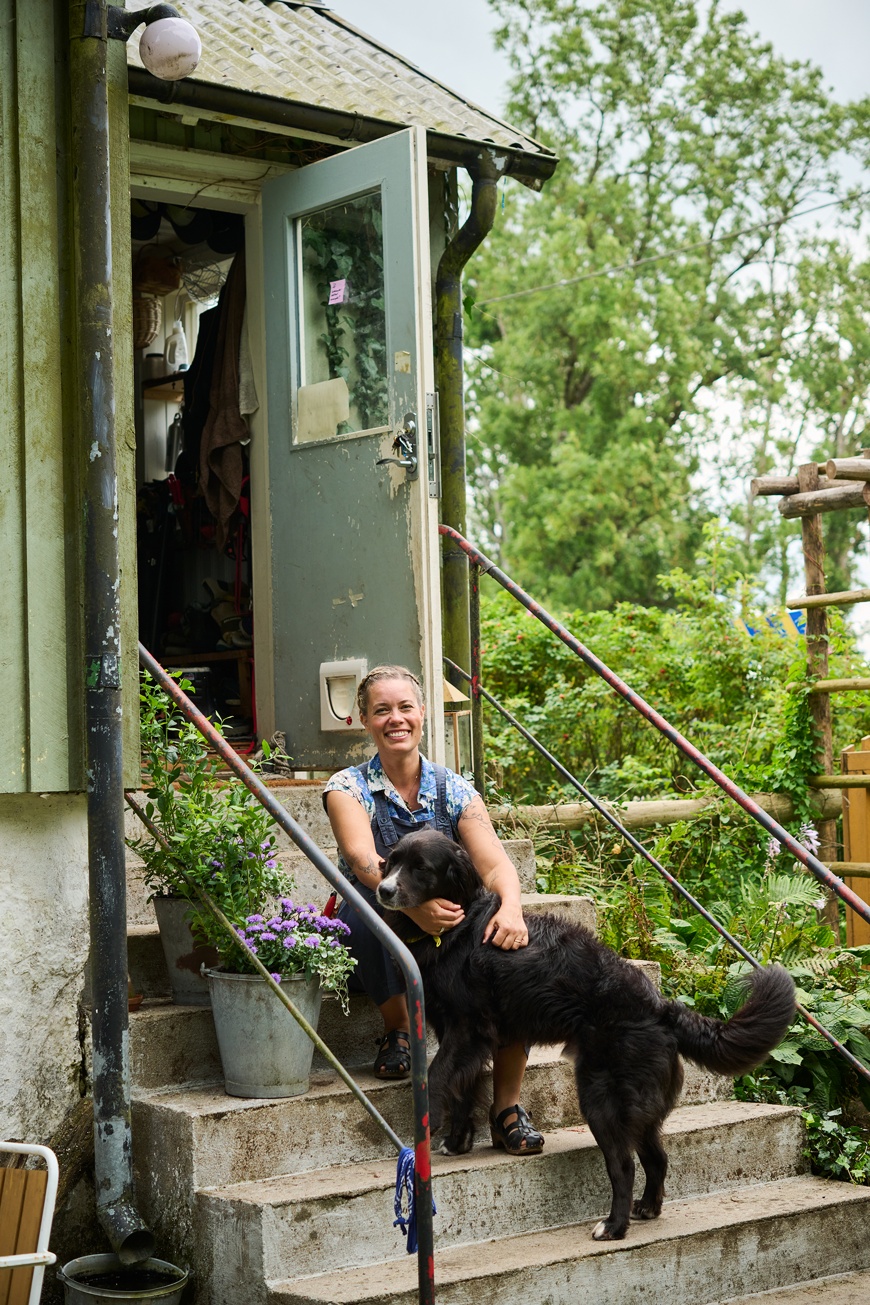 Linnéa med linslusen Dunder, som såldes som en lugn gårdshund men i stället blev intresserad av jakt och vakt. Foto: Peter Carlsson