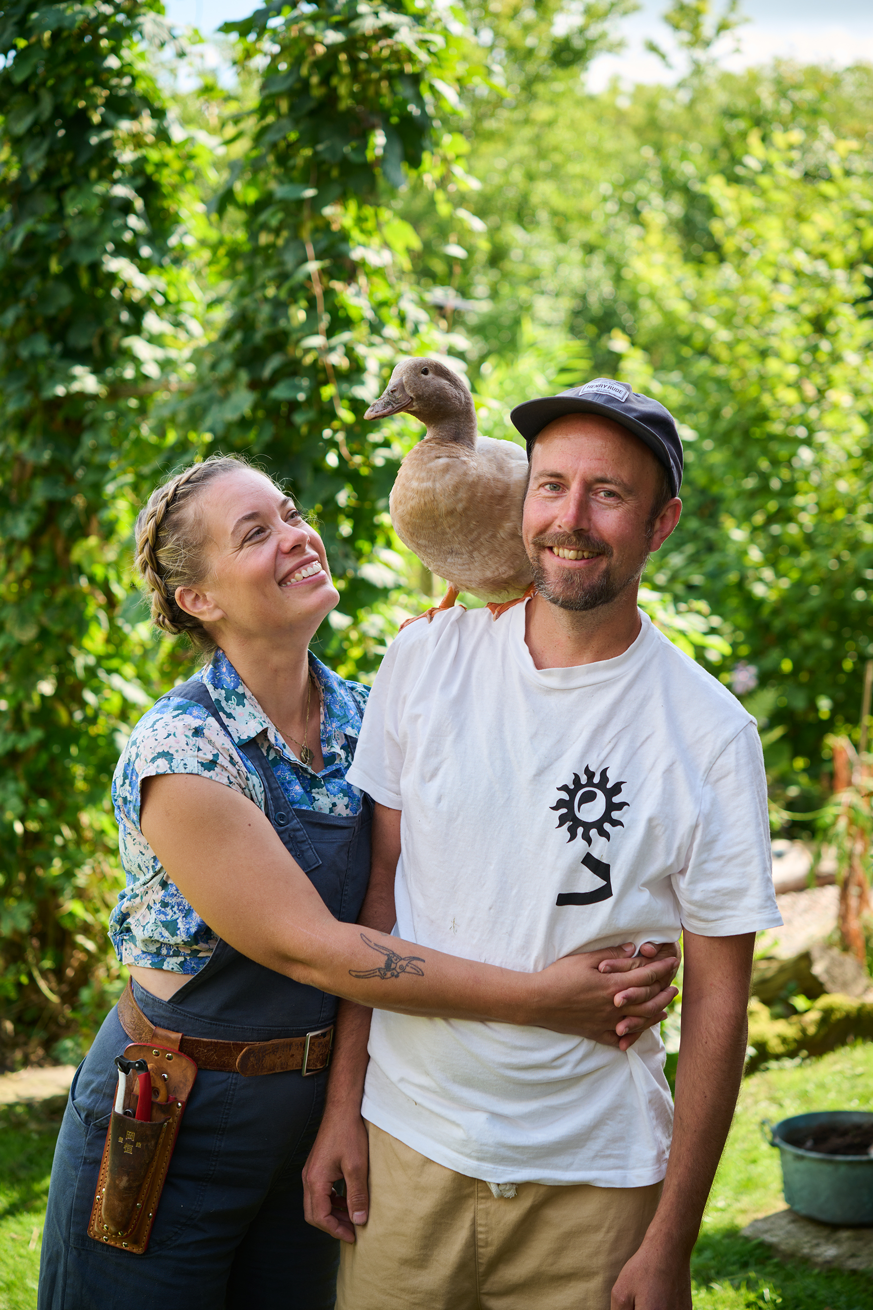 Linnéa, Kristofer 
och den tama 
ankan Ellis. Foto: Peter Carlsson