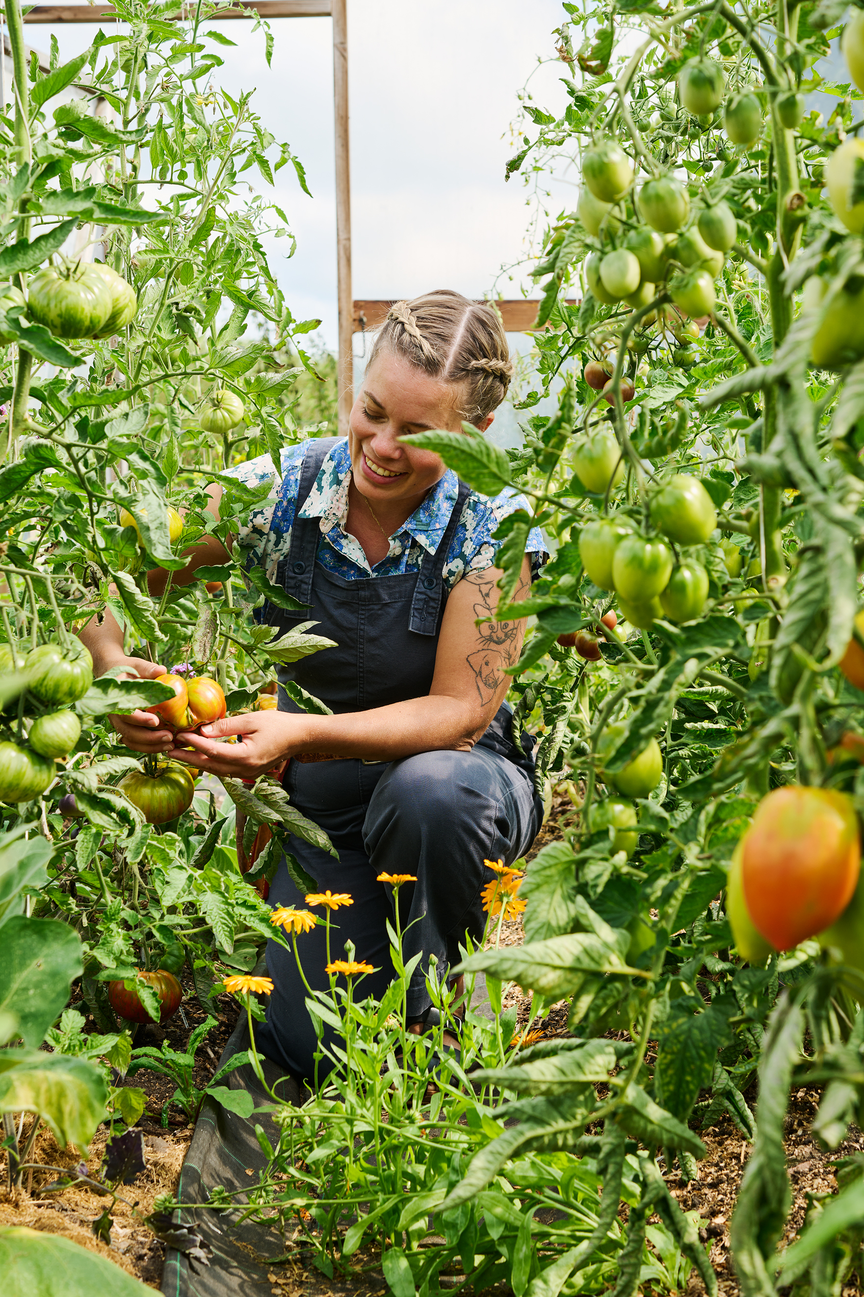 ”Ägg, rotfrukter och grönsaker är 
vi självhushållande på. På våren börjar 
det ta slut i jordkällaren och då får vi 
stödköpa eller vara uppfinningsrika och äta humleskott och annat som tittar ut.” Foto: Peter Carlsson