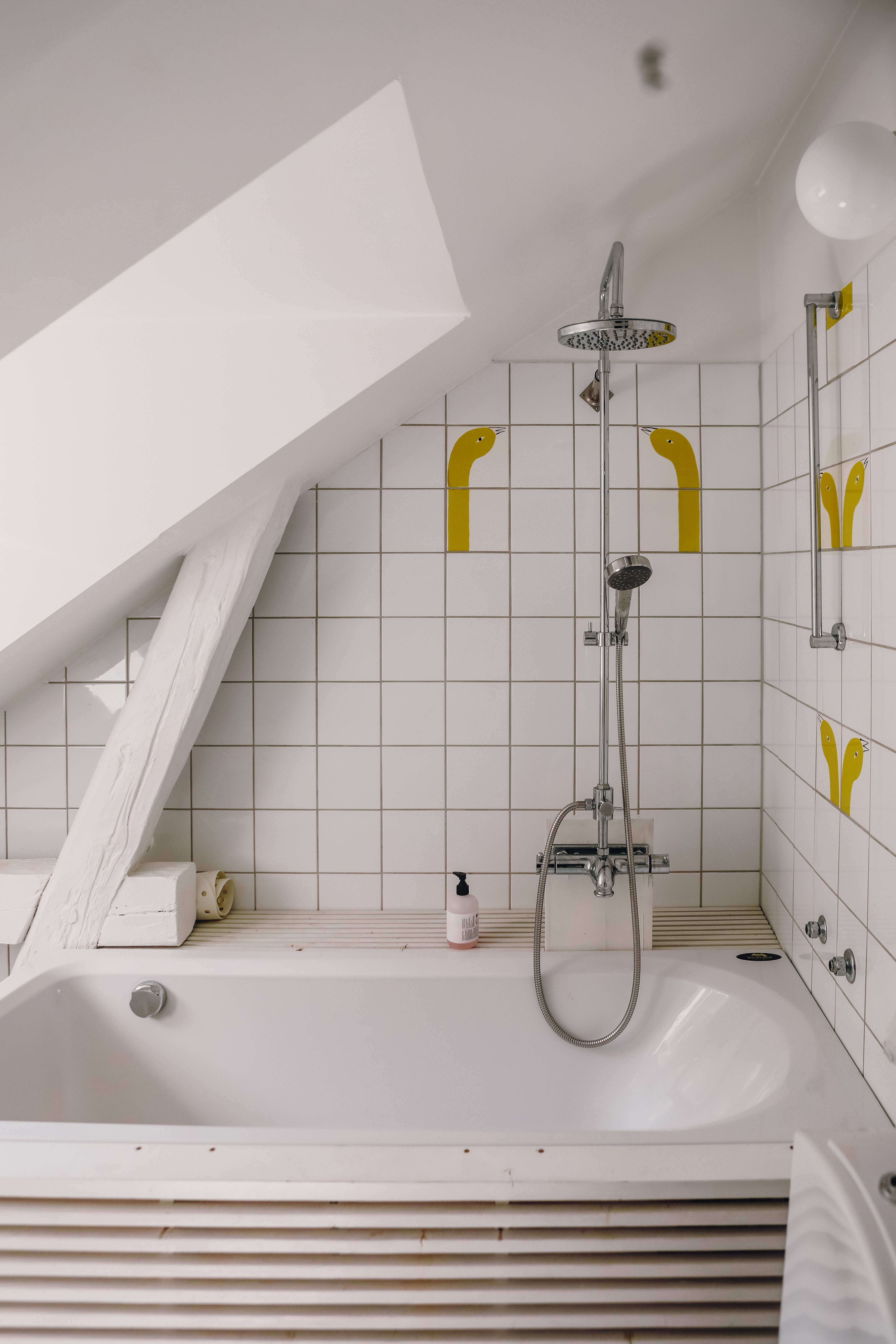 De gula figurerna på kaklet är ”lite för mycket” för Julia. Foto: Angelica Söderberg