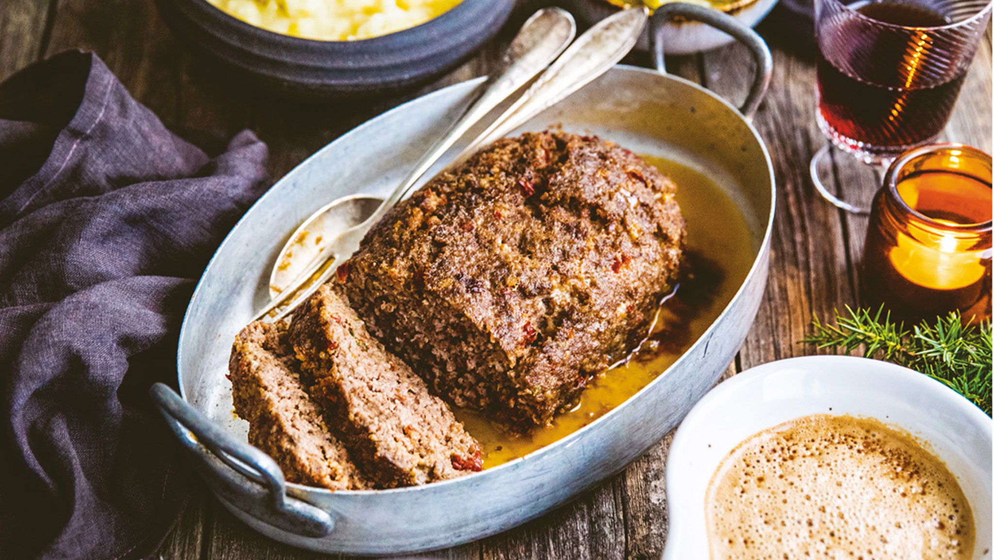 Saftig köttfärslimpa med gräddsås – enkelt recept