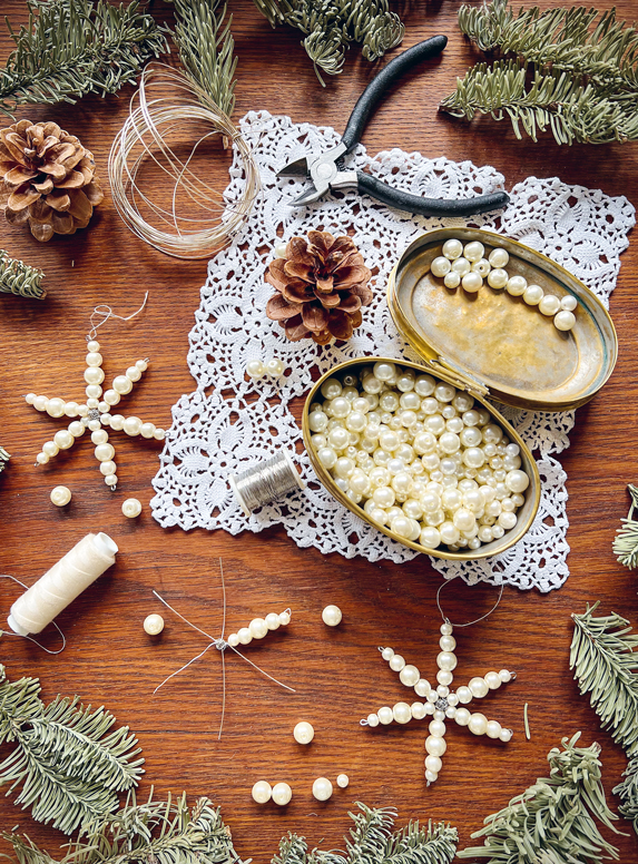 Kom i julstämning med lite kreativt pyssel. Instagramprofilen Mia Kinokos vackra pärlstjärnor är enkla att skapa för både stora och små.