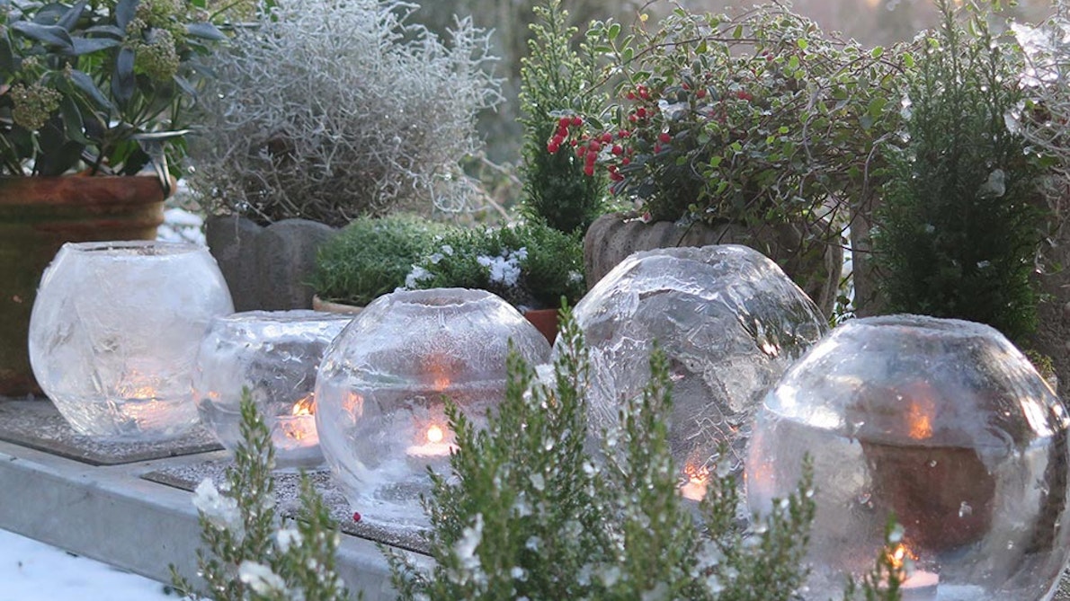 Välkomna dina gäster med gnistrande islyktor. Så här enkelt gör du dem – det enda du behöver är ballonger och vatten.