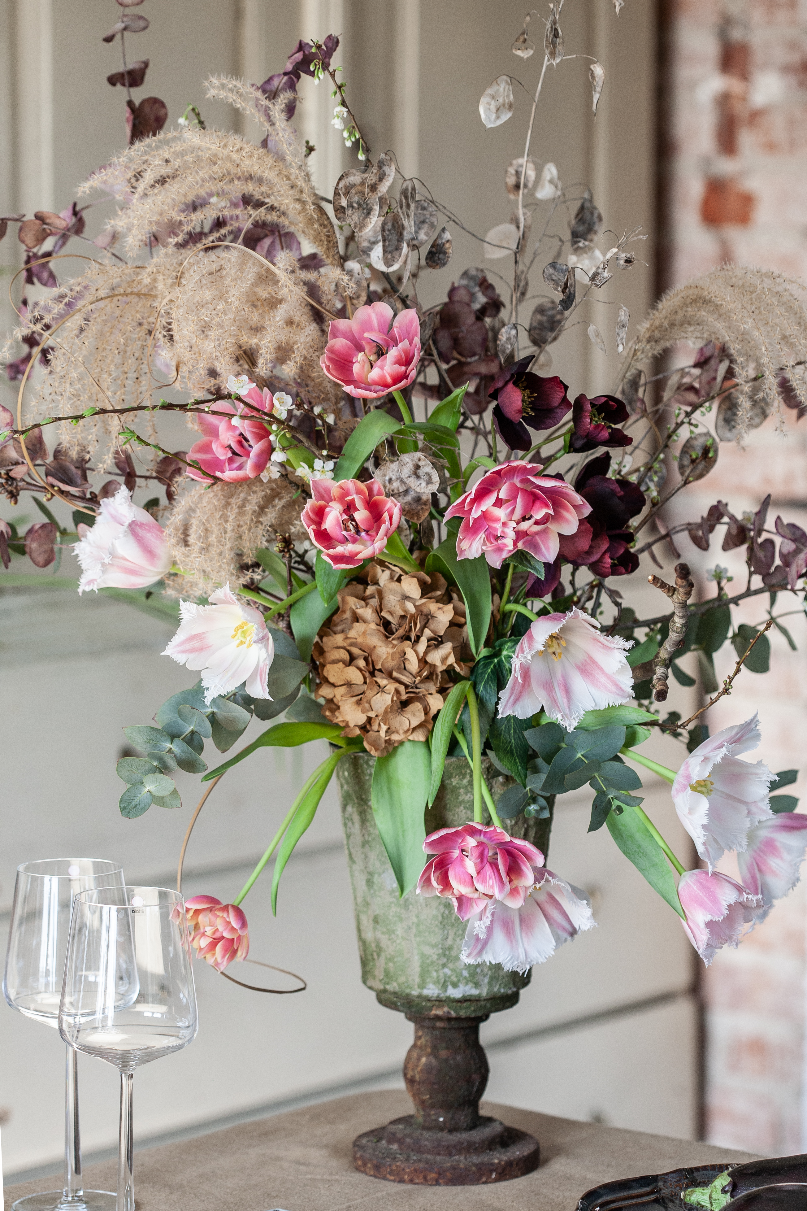 Tulpaner kombinerade med torkade blommor.