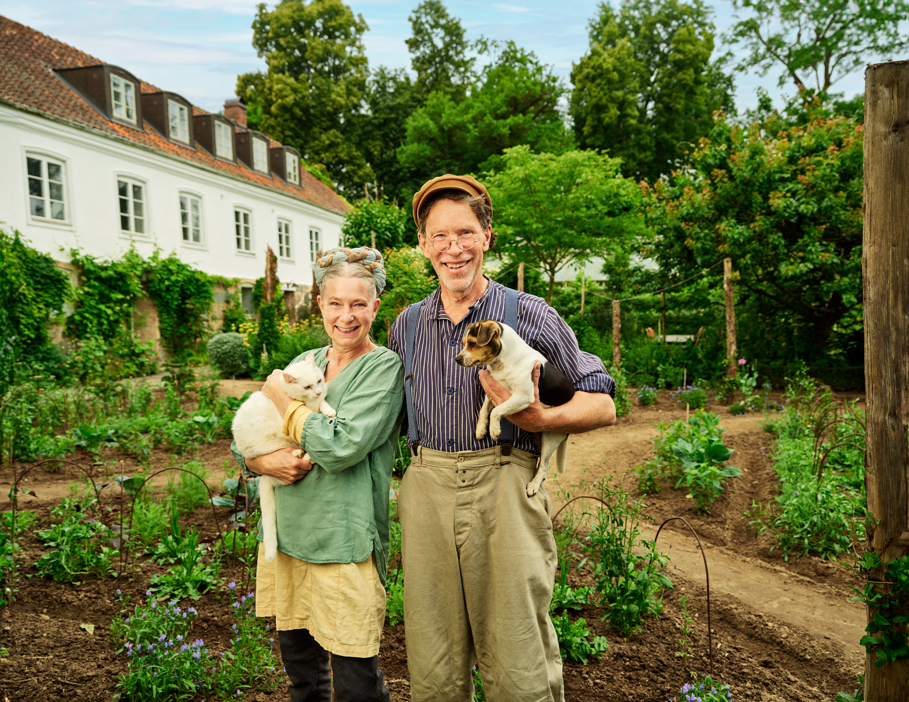 Efter två års uppehåll är paret Mandelmann tillbaka i rutan, med åttonde säsongen av Mandelmanns gård. När Vi i Villa träffar Gustav och Marie förklarar de varför man inte ska satsa på pallkragar och hur man får villaträdgården att blomstra. 
– Spela fotboll är bättre att göra på en fotbollsplan!