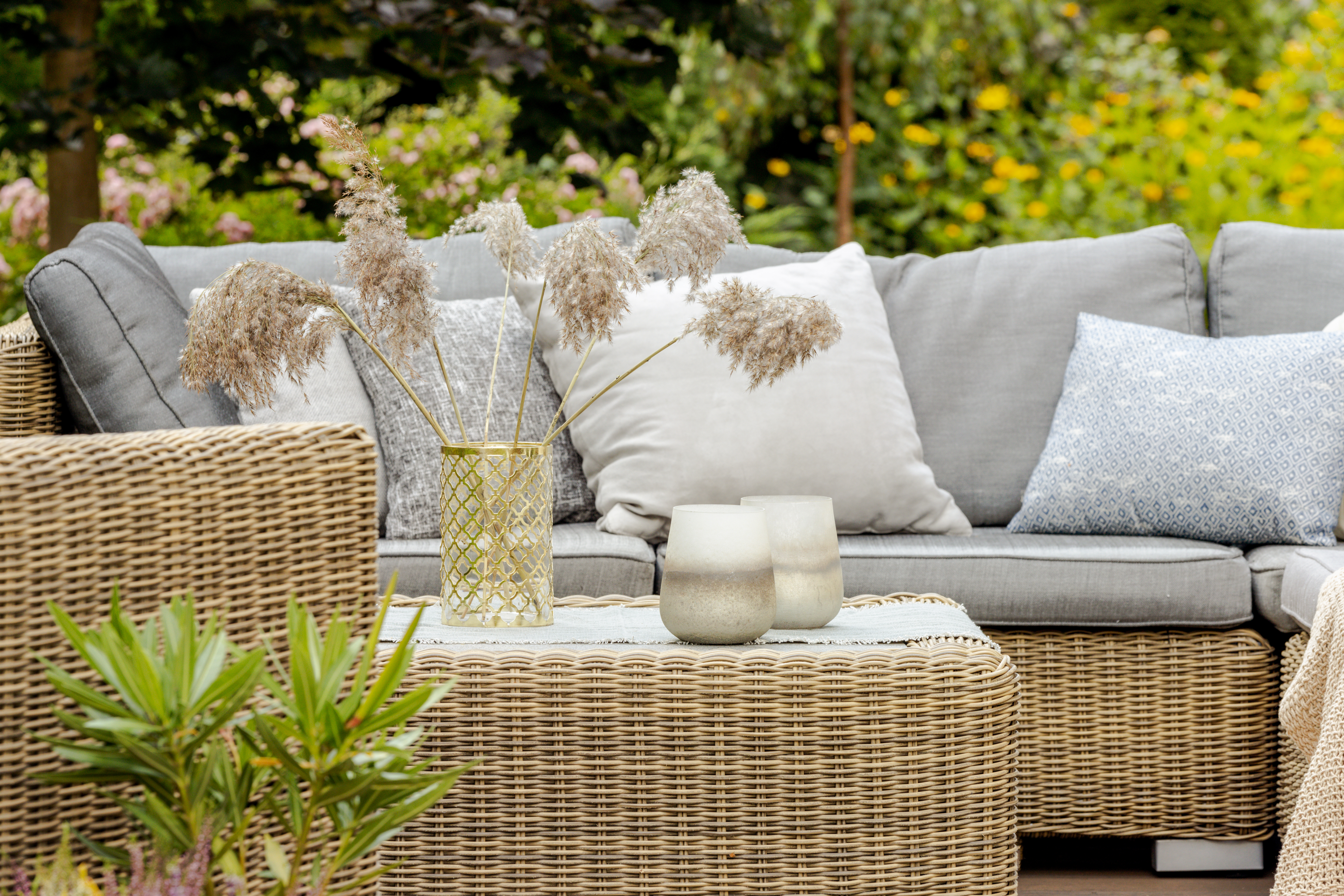 Så vårdar du dina utemöbler: tips för trä, metall, plast och konstrotting - Vi i Villa