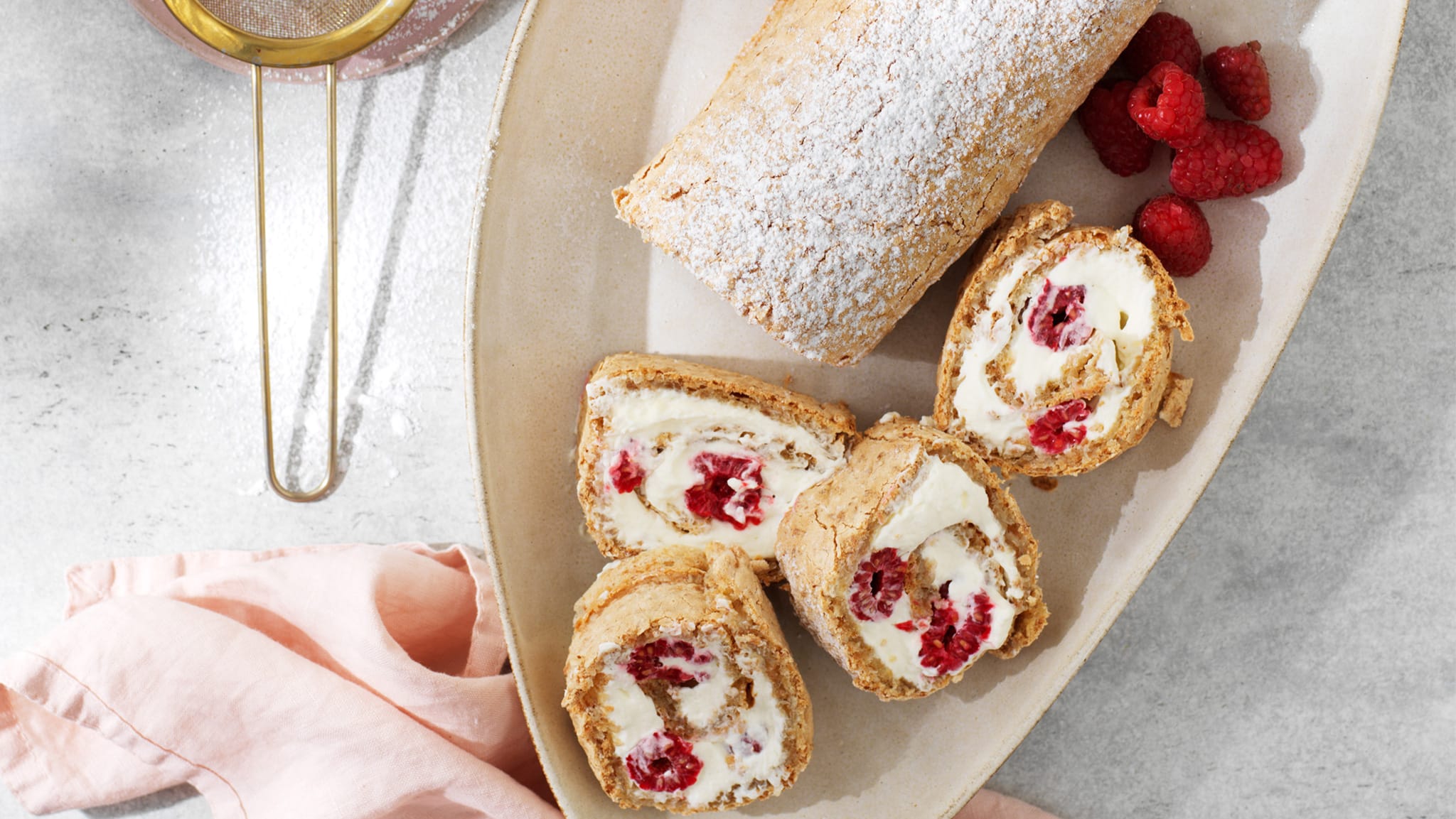 Gofika deluxe! Baka Camilla Hamids rulltårta med segfrasig kokosmaräng, fylld med luftig grädde och säsongens godaste bär.