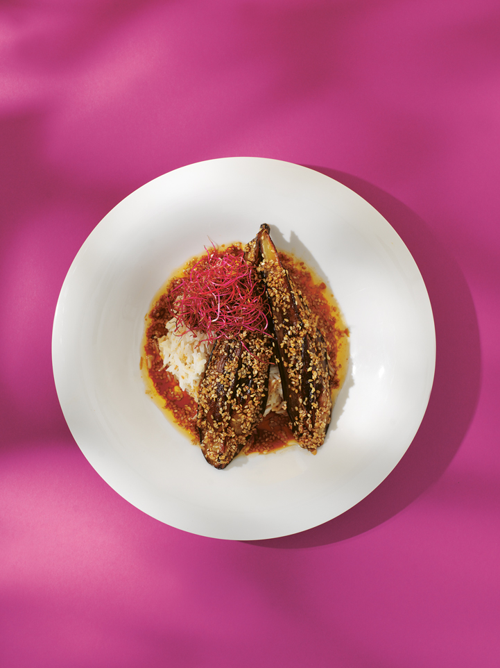 ”Sveriges Mästerkock”-vinnaren Matilda Klarqvist ger auberginen massor av smak i den här härliga vegorätten. Här bjuder hon på receptet ur sin kokbok ”Queen Green”.