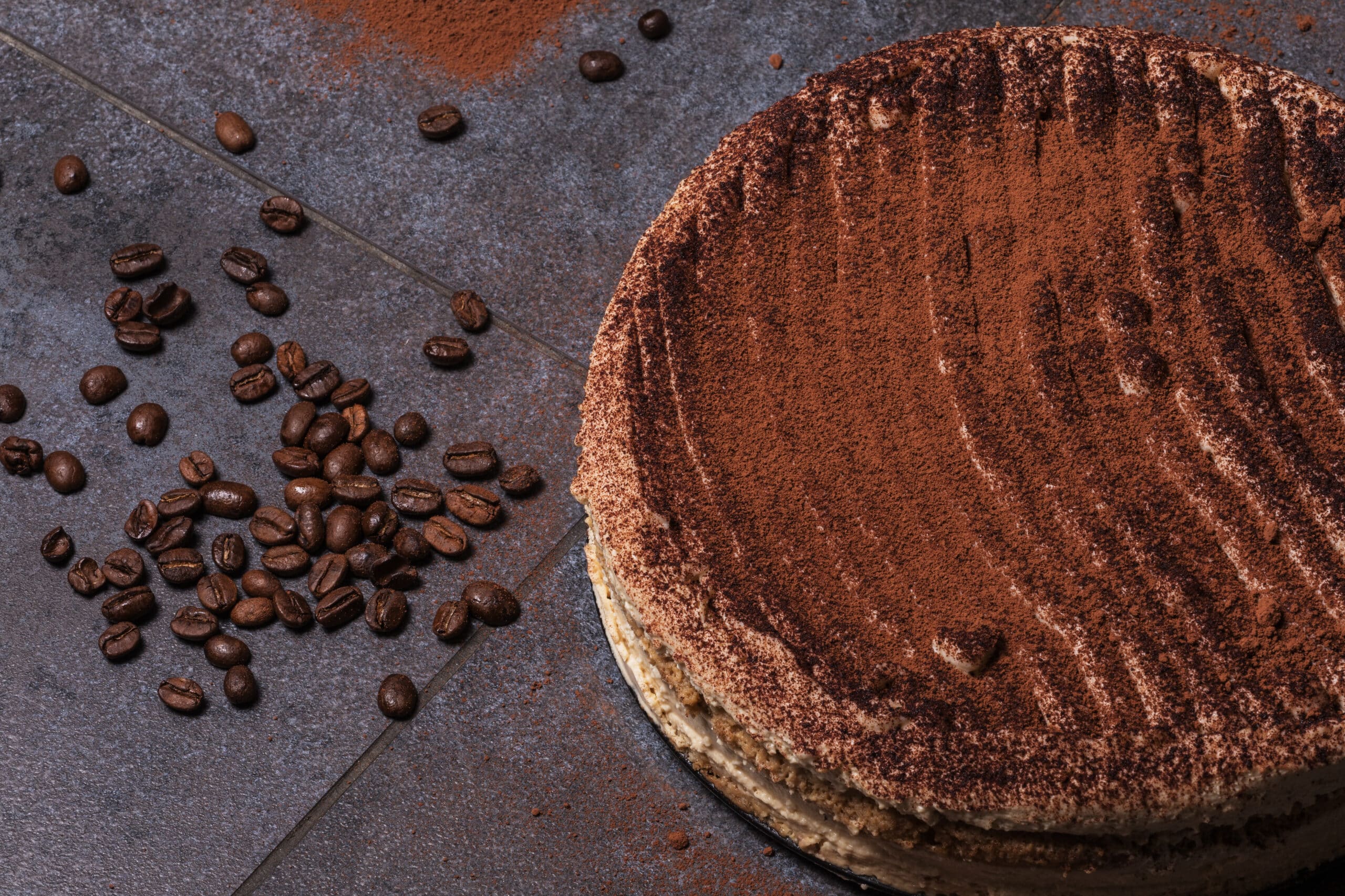 mandelkaka med kaffegrädde