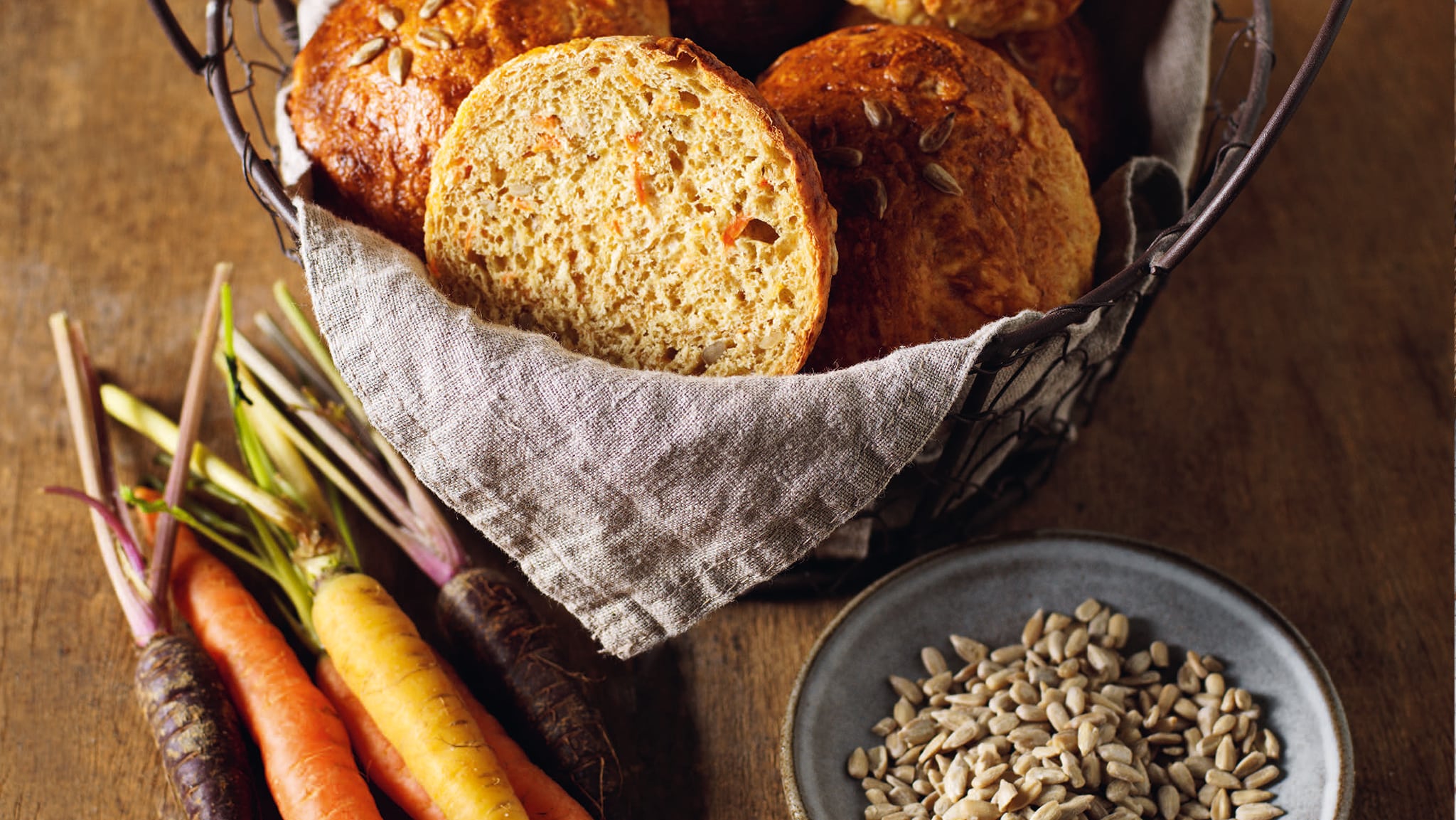 Morotsfrallor med solrosfrön – saftiga och färgglada småbröd - Vi i Villa