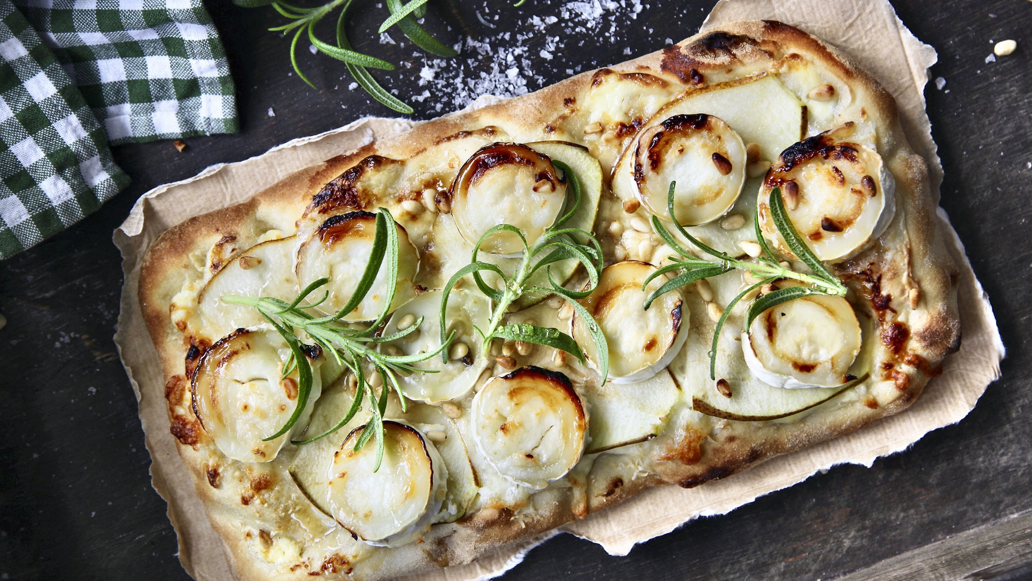 Pinsa med päron, chèvre och honung